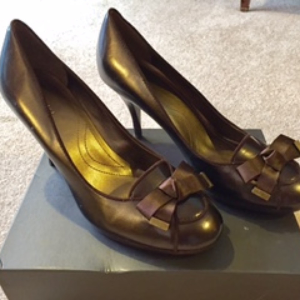Tahari Pumps